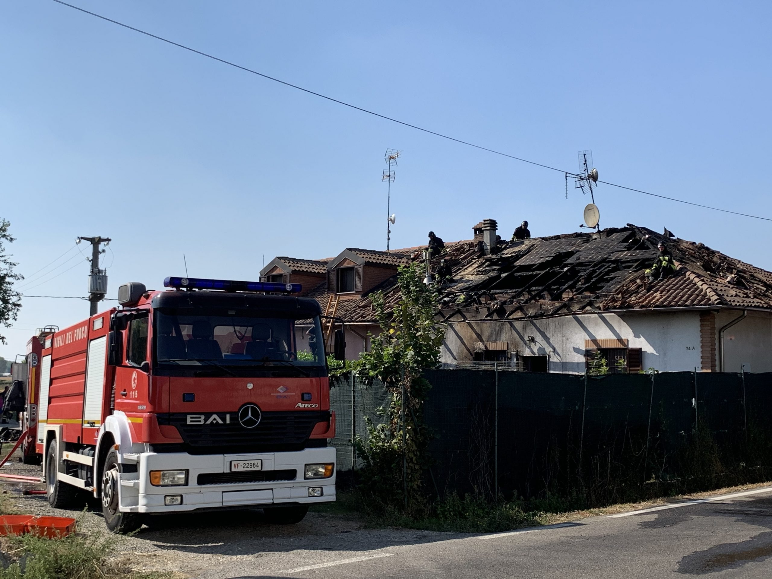 In fiamme il tetto di una villa a San Michele