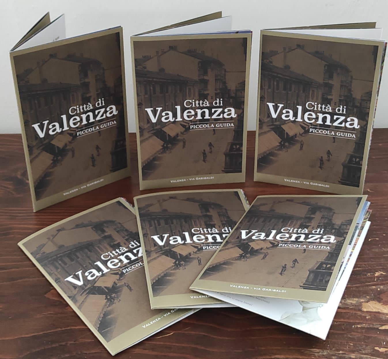 Una guida per i turisti che arrivano a Valenza ma anche per riscoprire i paesaggi della città