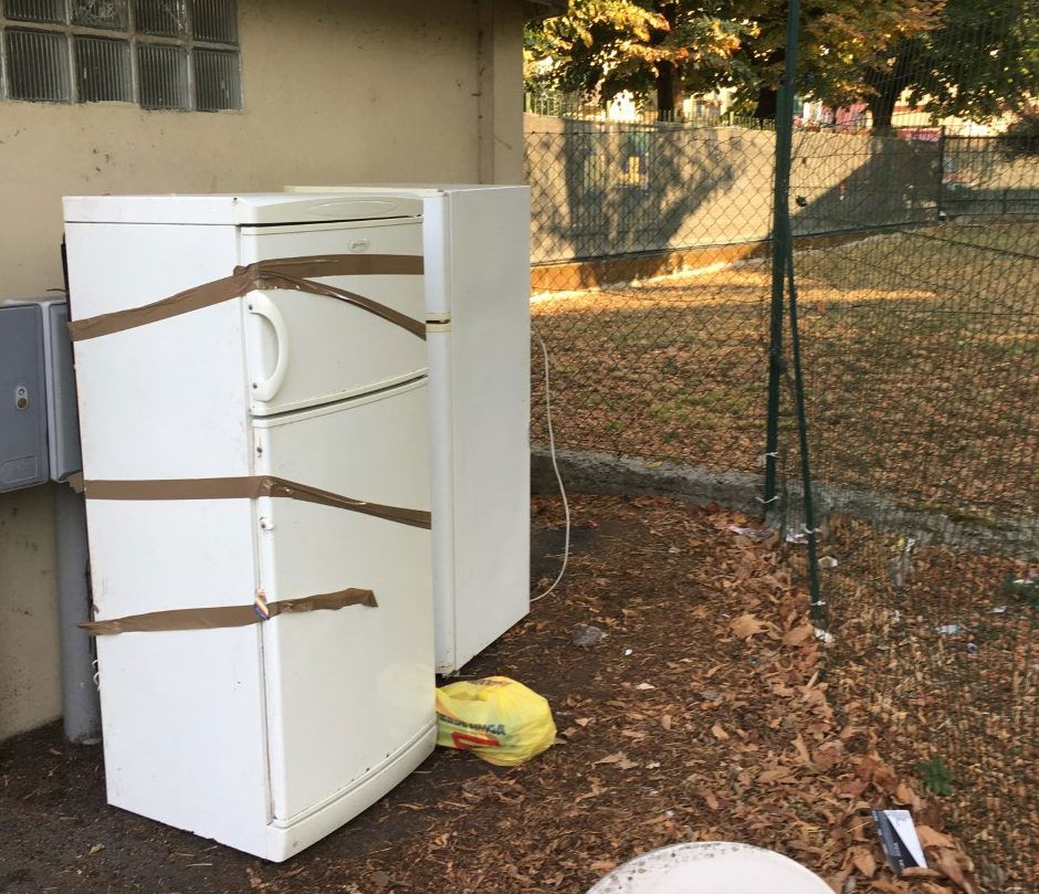 Due frigoriferi in un parco giochi:  la segnalazione amara di una cittadina