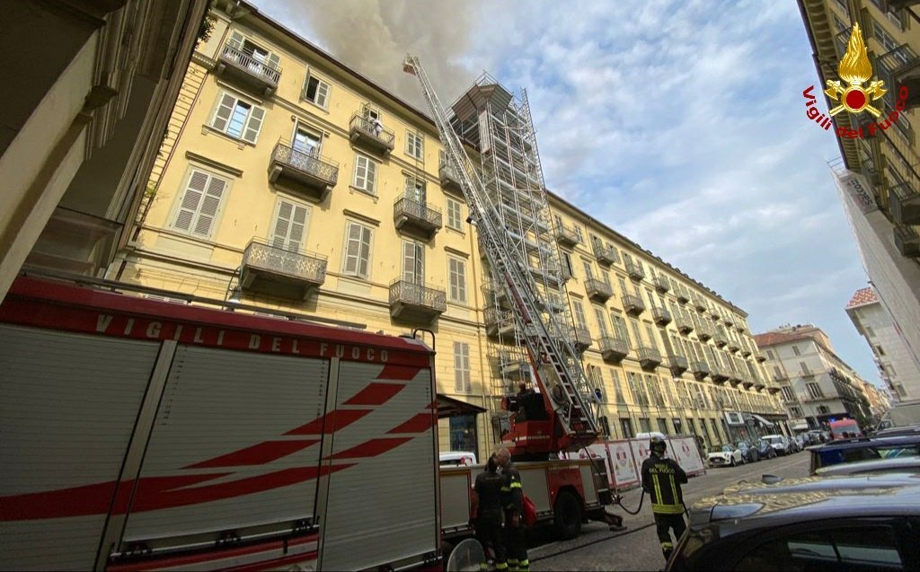In fiamme il tetto di un palazzo a Torino: sul posto anche i Vigili del Fuoco di Alessandria