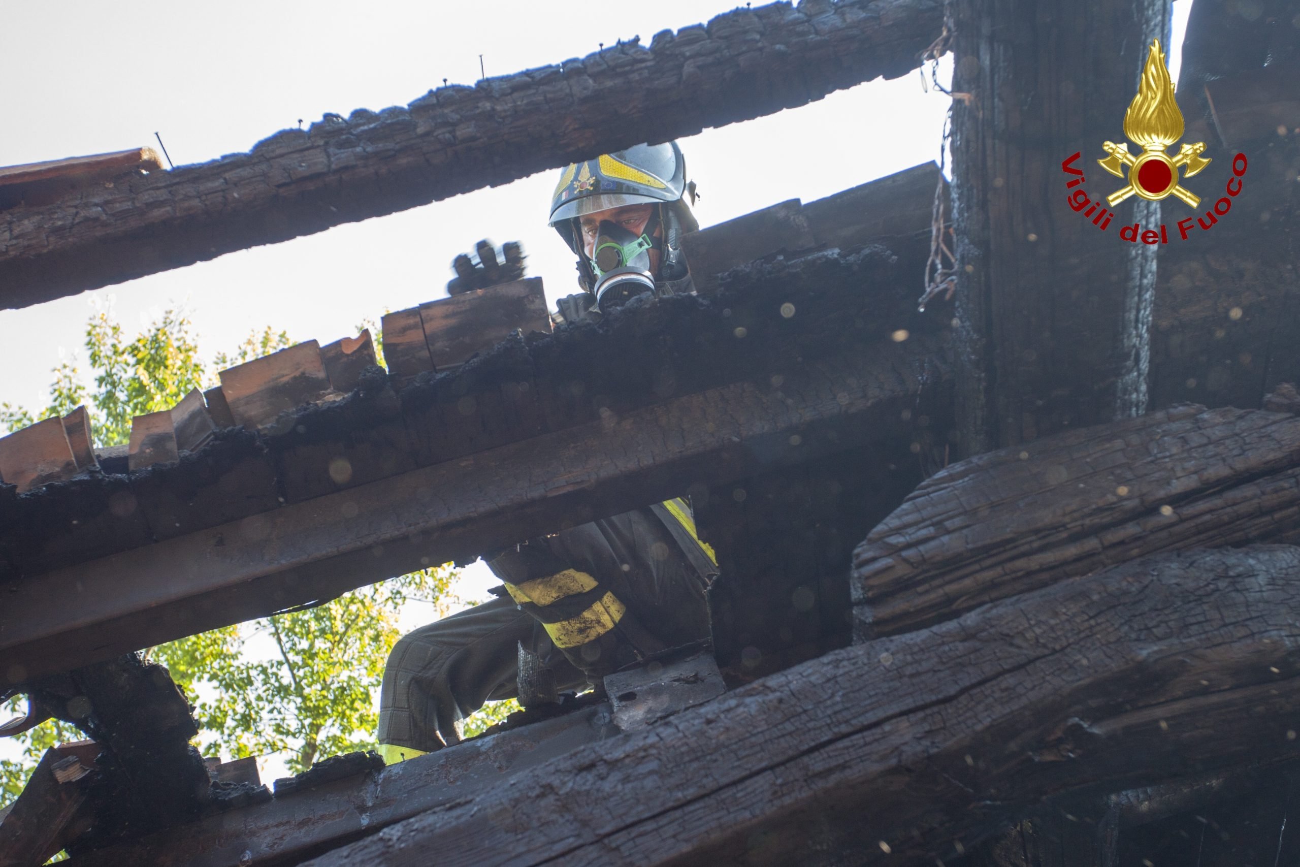 Incendio di un tetto nel Comune di Voltaggio: tre squadre di Vigili del Fuoco al lavoro
