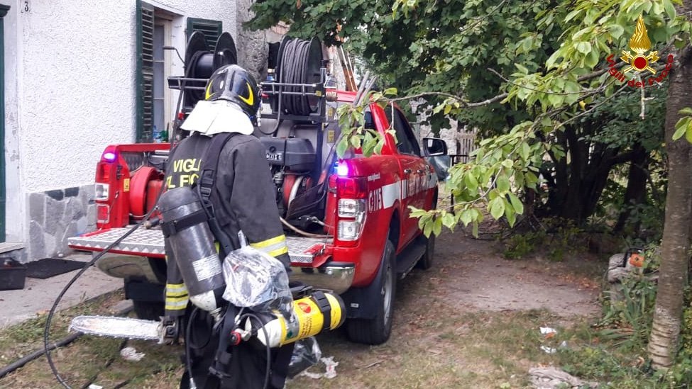Incendio di una cascina a Stazzano: l’intervento è durato alcune ore