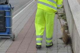 Erbacce sui marciapiedi: meno budget a causa dell’inflazione. Per questo gli interventi sono partiti più tardi