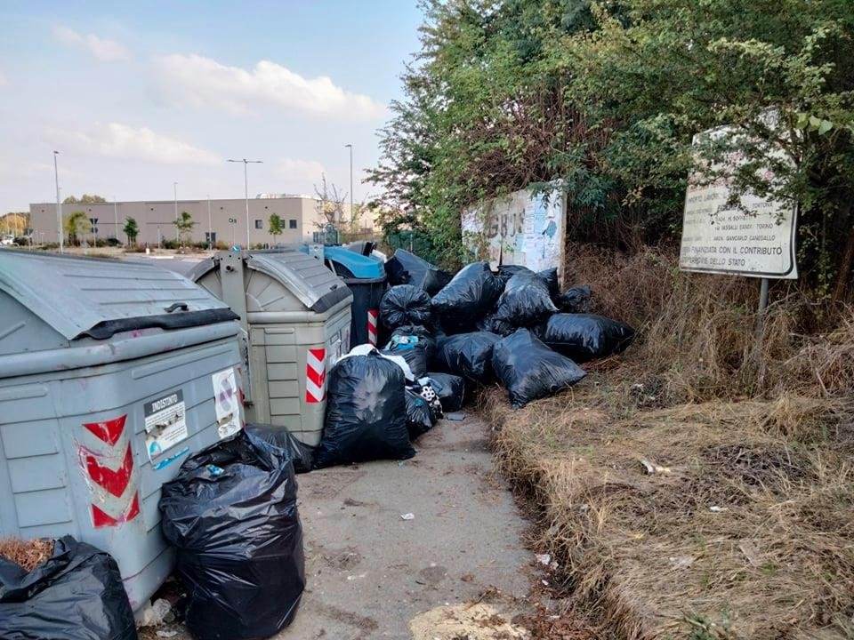 In via Vecchia Torino abbandonati 58 sacchi di polistirene: “Siamo al lavoro per rintracciare il responsabile”
