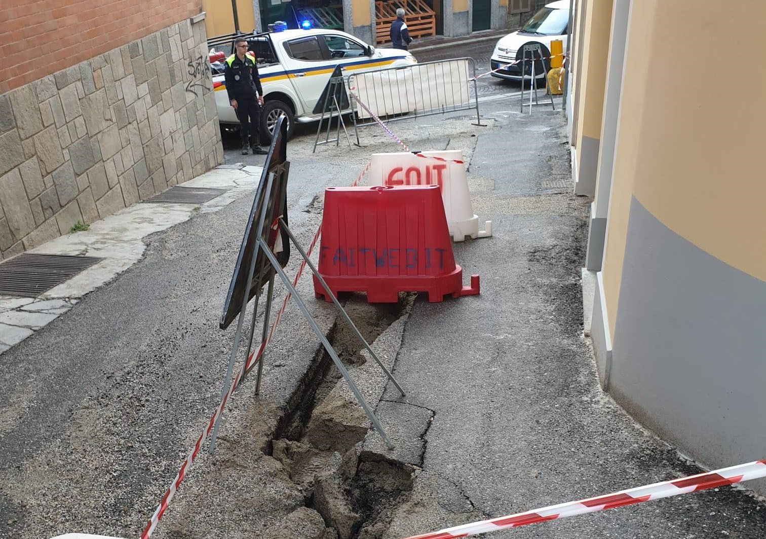 Maltempo: a San Salvatore chiusa via Boccaccio dopo la fuoriuscita di ghiaia dal cantiere