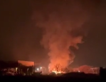 Le immagini dei primi minuti dell’incendio alla discarica di Castelceriolo