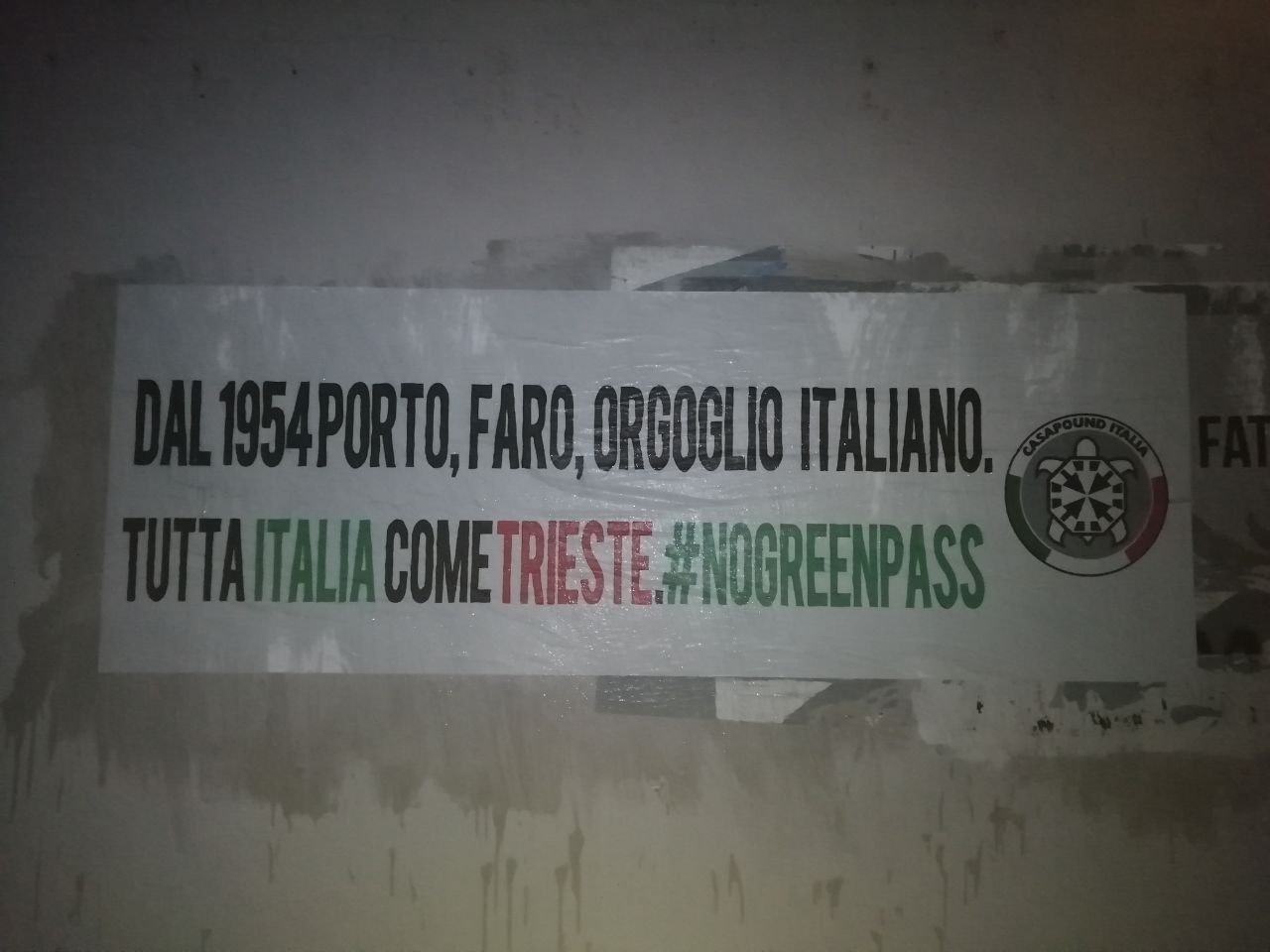 Anche a Casale striscione di Casapound a sostegno dei portuali di Trieste