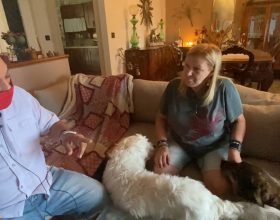 Non Abbandonarmi: la storia di Paola, del suo gatto e dei tre cani, adottati a Cascina Rosa
