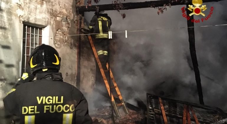 A fuoco il porticato di una abitazione a Tortona: Vigili del Fuoco impegnati dalle 4.30