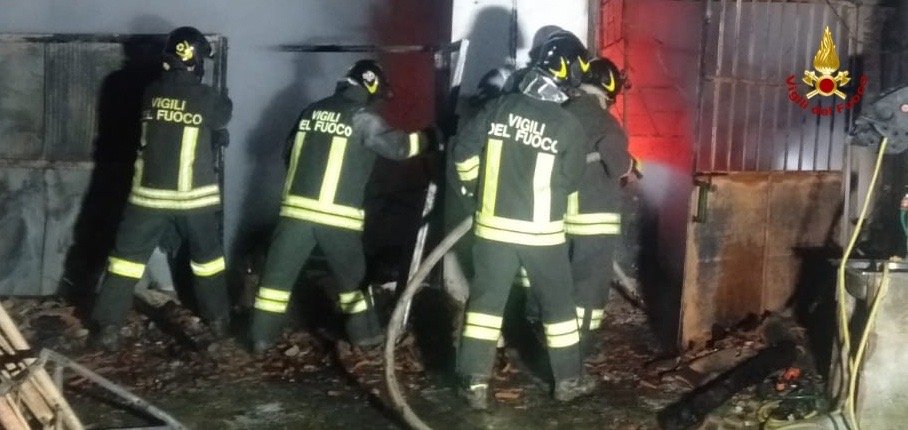 Incendio di porticato a Valenza: Vigili del Fuoco al lavoro dalle tre di notte