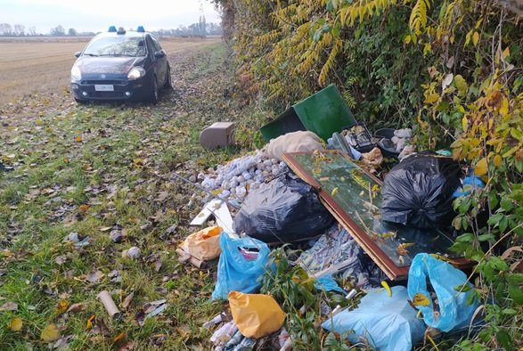 Cittadino torinese smaltisce rifiuti nei campi del Monferrato: scovato e multato dai Carabinieri