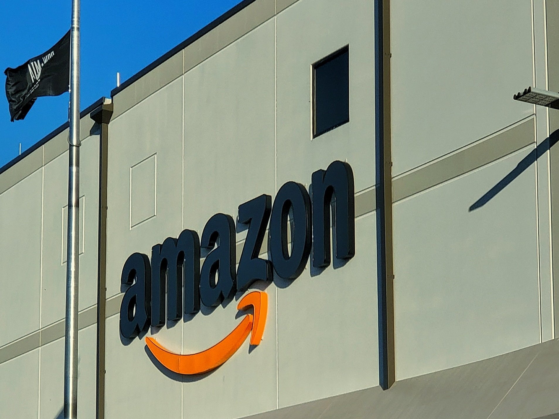 Serra: “Amazon a oggi assume solo 4 persone. E i famosi 130 posti di lavoro?”. Cosa ci ha risposto l’azienda