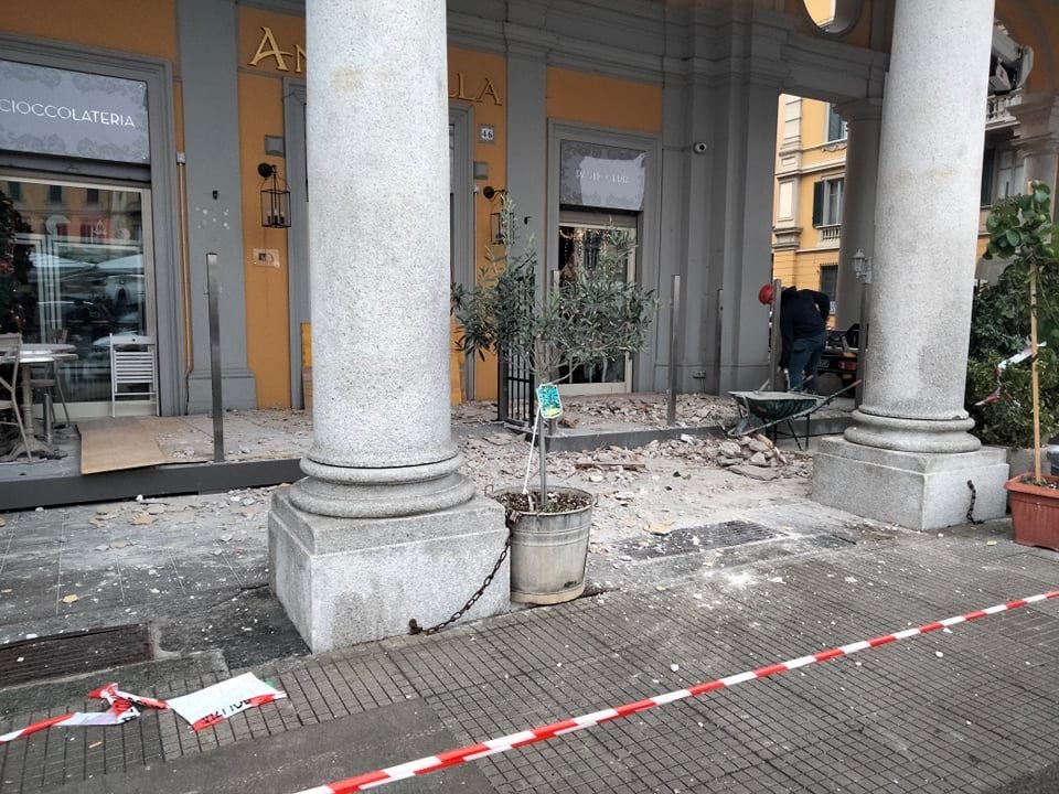 In piazza Garibaldi di Alessandria crolla l’intonaco sotto i portici: area messa in sicurezza