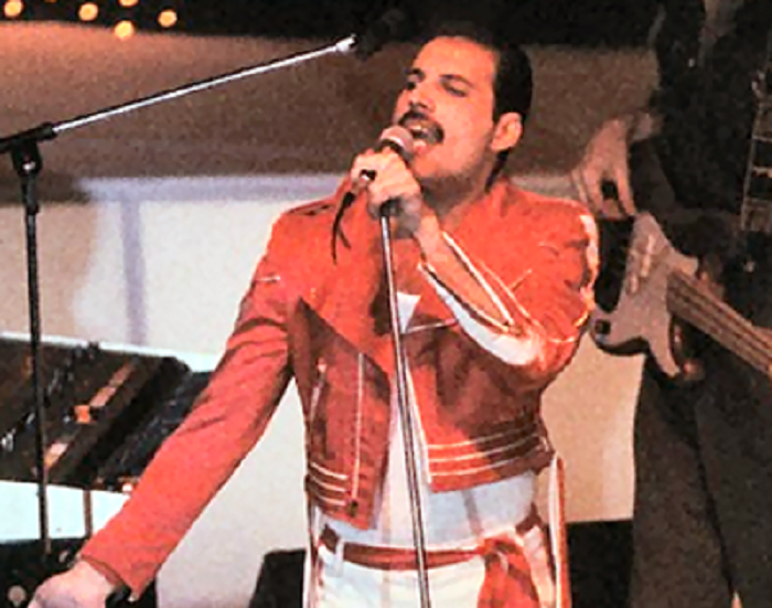 30 anni fa l’ultimo saluto a Freddie Mercury: la musica, le storie e le curiosità della voce dei Queen