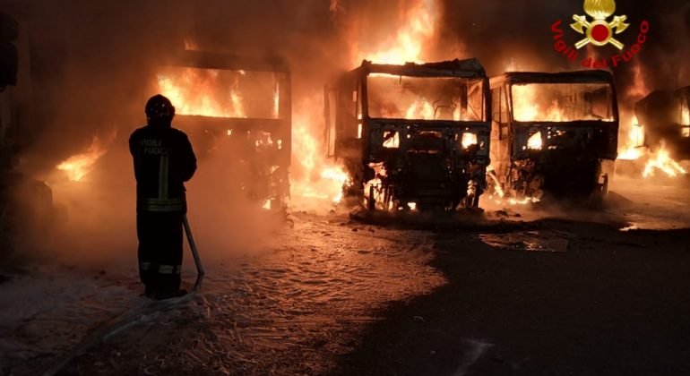 Incendio a Villalvernia: 8 camion coinvolti. Arpa sul posto per le analisi dell’aria