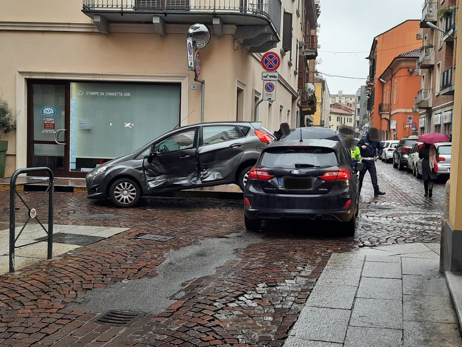 Scontro tra auto in via Faà di Bruno e via Verdi