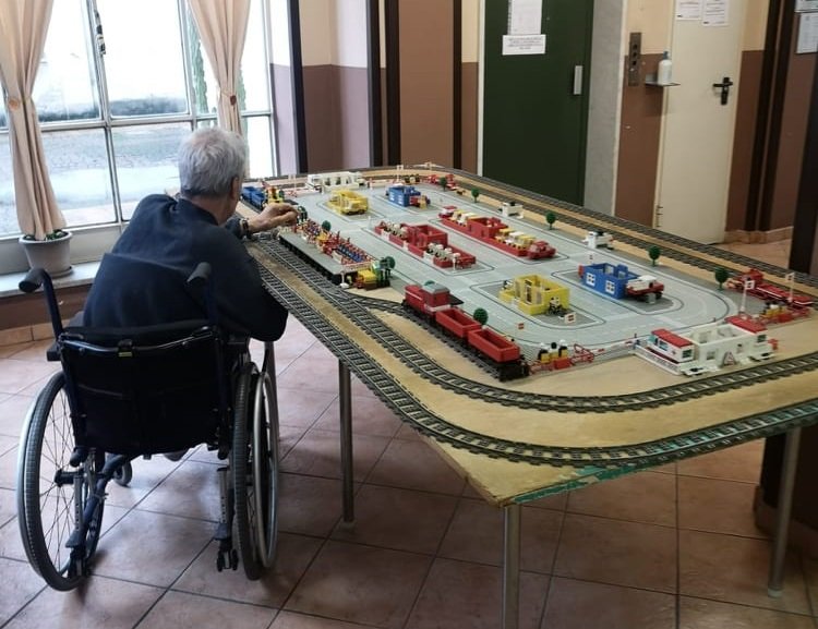 Olly e quella passione per i Lego. “Costruisce paesi che non ha mai potuto vedere ma ora gli mancano i pezzi”