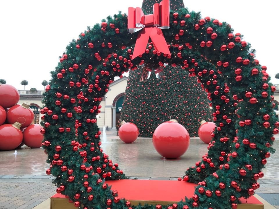 Il Natale arriva all’Outlet con l’albero di oltre 30 metri e tante decorazioni