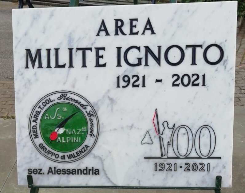 Il piazzale davanti agli Alpini di Valenza intitolato al Milite Ignoto