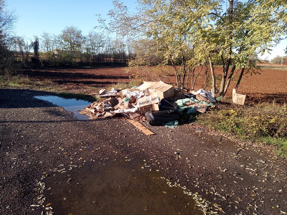 Continuano gli abbandoni di rifiuti a Pozzolo lungo la SS 211