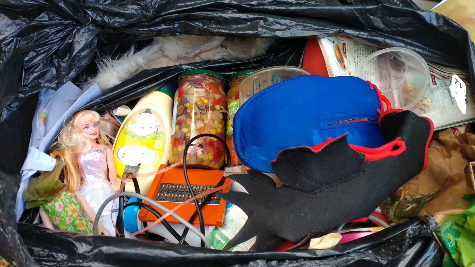 Abbandona sacchi di rifiuti a bordo strada ma si dimentica alcuni documenti con i propri dati anagrafici