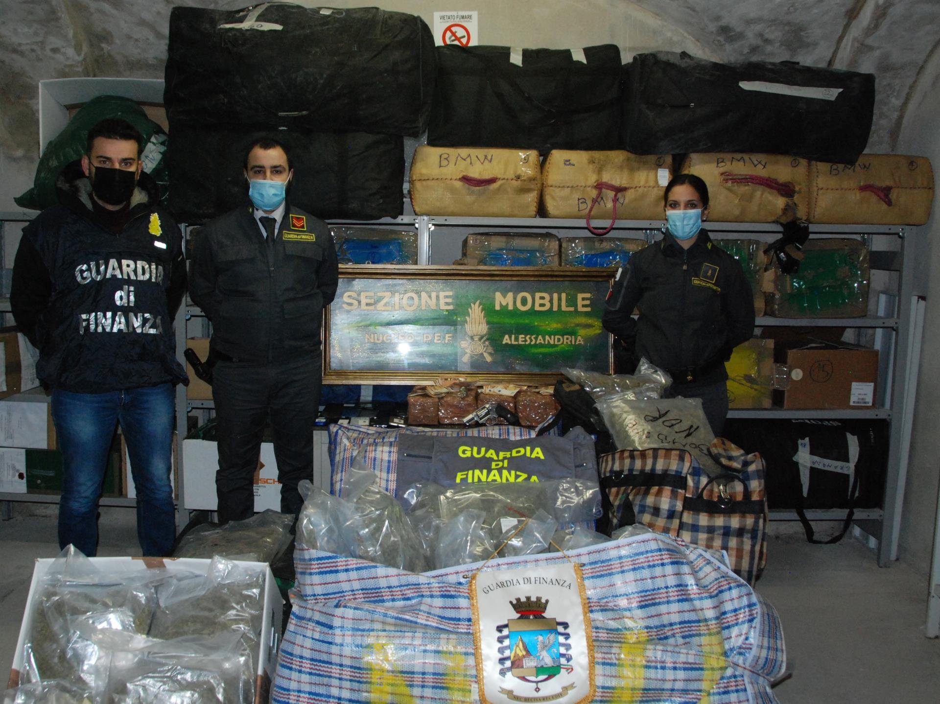 Maxi sequestro di hashish e marijuana: Guardia Finanza arresta 4 persone