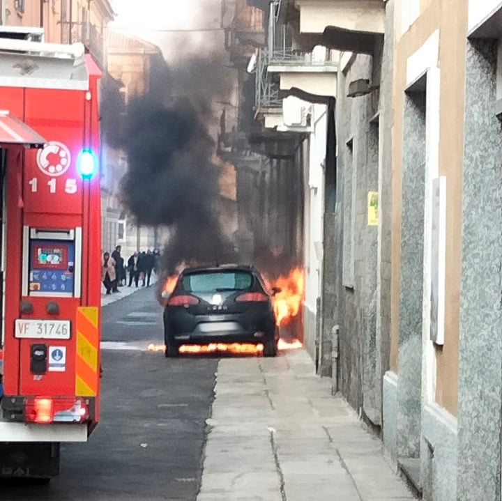 Auto in fiamme in via Savonarola ad Alessandria
