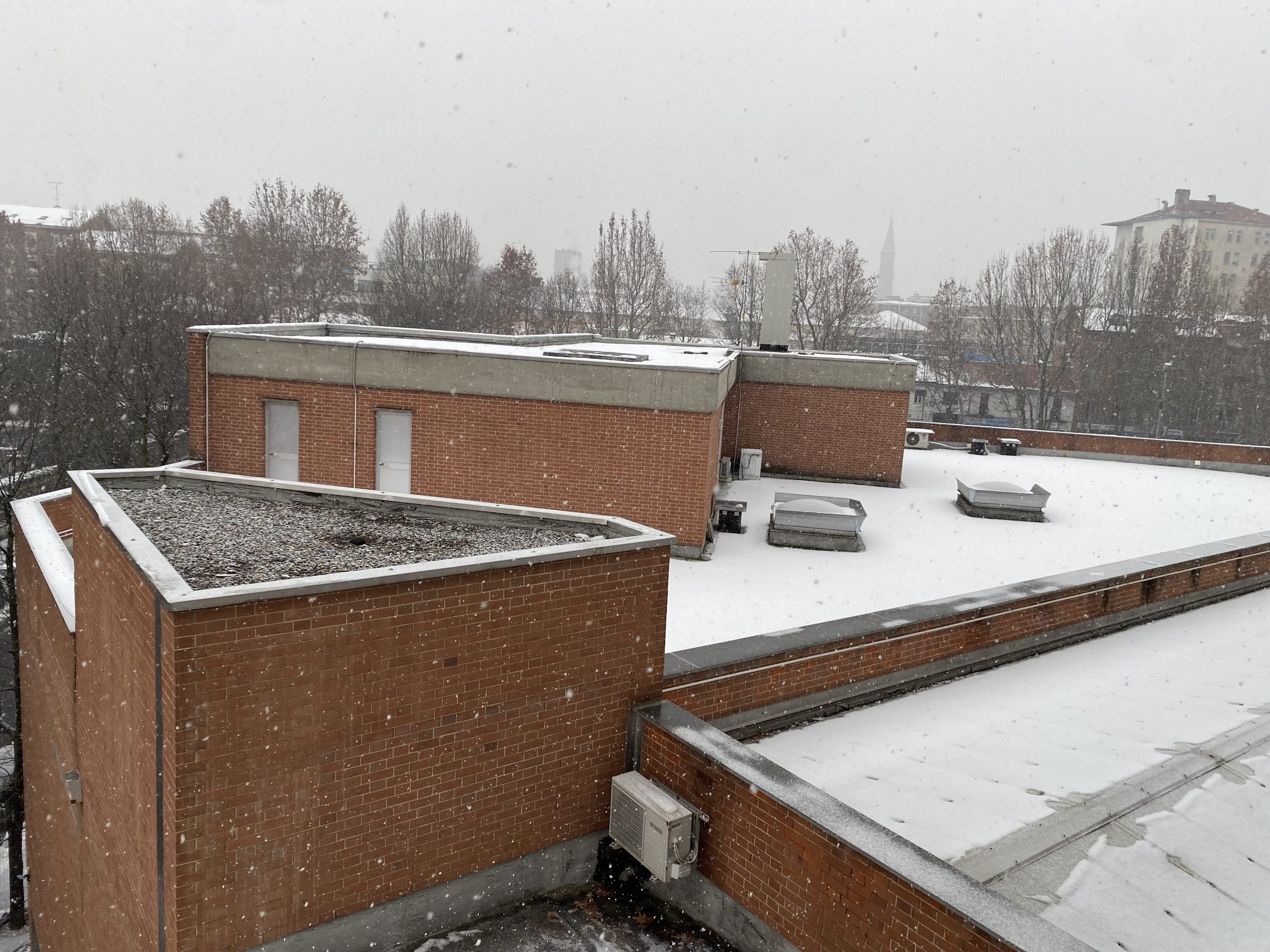 La neve torna a imbiancare i tetti di Alessandria
