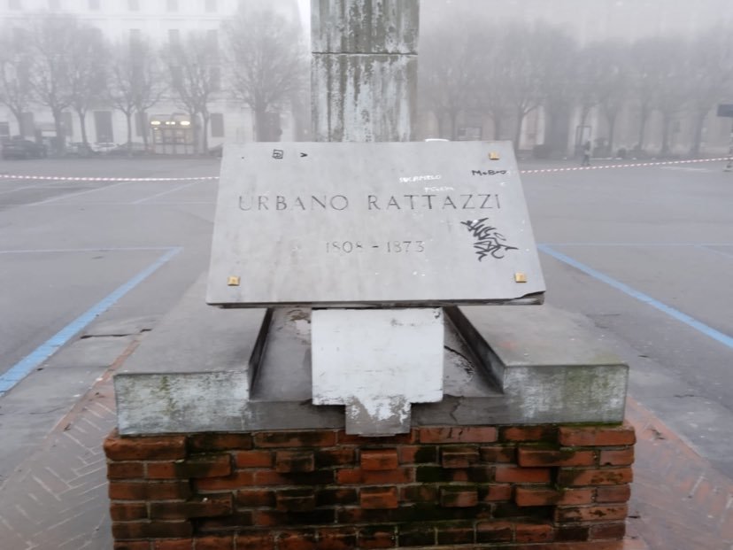 Ripulita dal guano la statua di Urbano Rattazzi: questa mattina l’intervento di Amag Ambiente