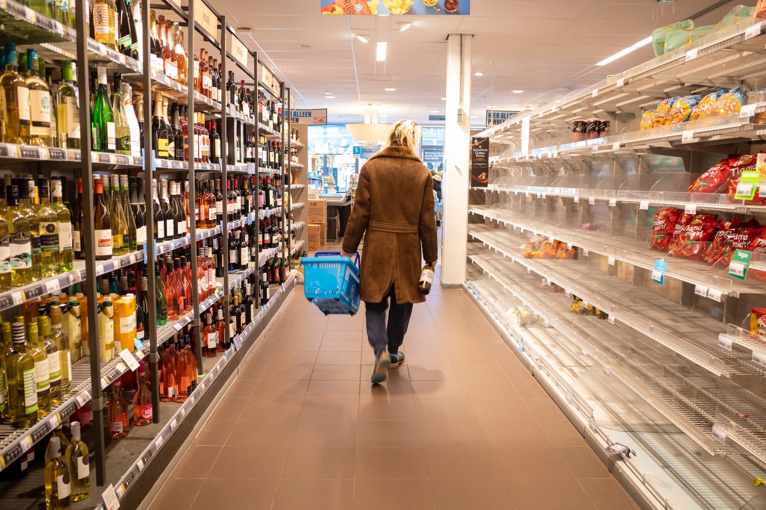 Rubano alcolici per 160 euro da un supermercato ma vengono scoperti dalla vigilanza