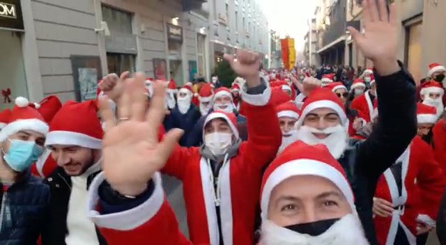 Il 18 dicembre torna ad Alessandria la festa “Babbo Natale per un giorno”: dove acquistare i costumi rossi
