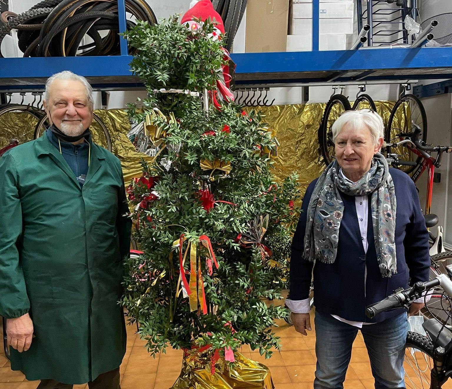 L’albero di Natale di riciclo idea di un negozio del Cristo di Alessandria