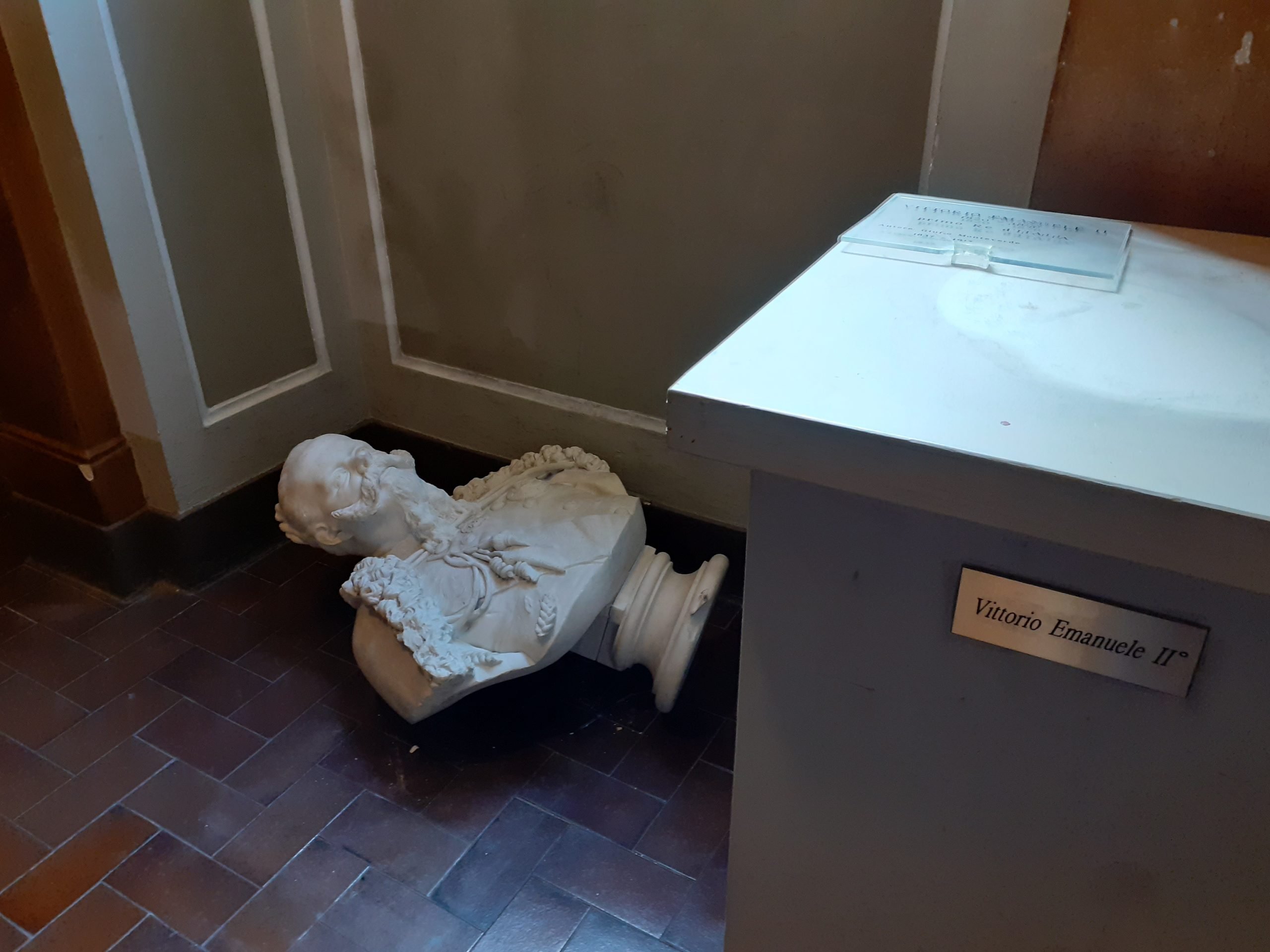 Busto di Vittorio Emanuele II caduto nel palazzo della Provincia: “Imprevisto con l’impresa di pulizie”
