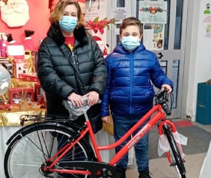 Carla è la vincitrice della bicicletta messa in palio da Novoufficio per Gold Christmas