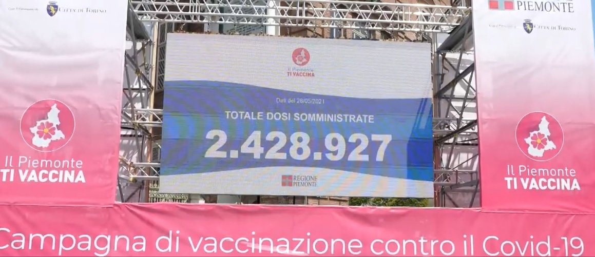 Manifestazione no vax a Torino, danneggiato maxischermo col contatore vaccini: fermato il responsabile