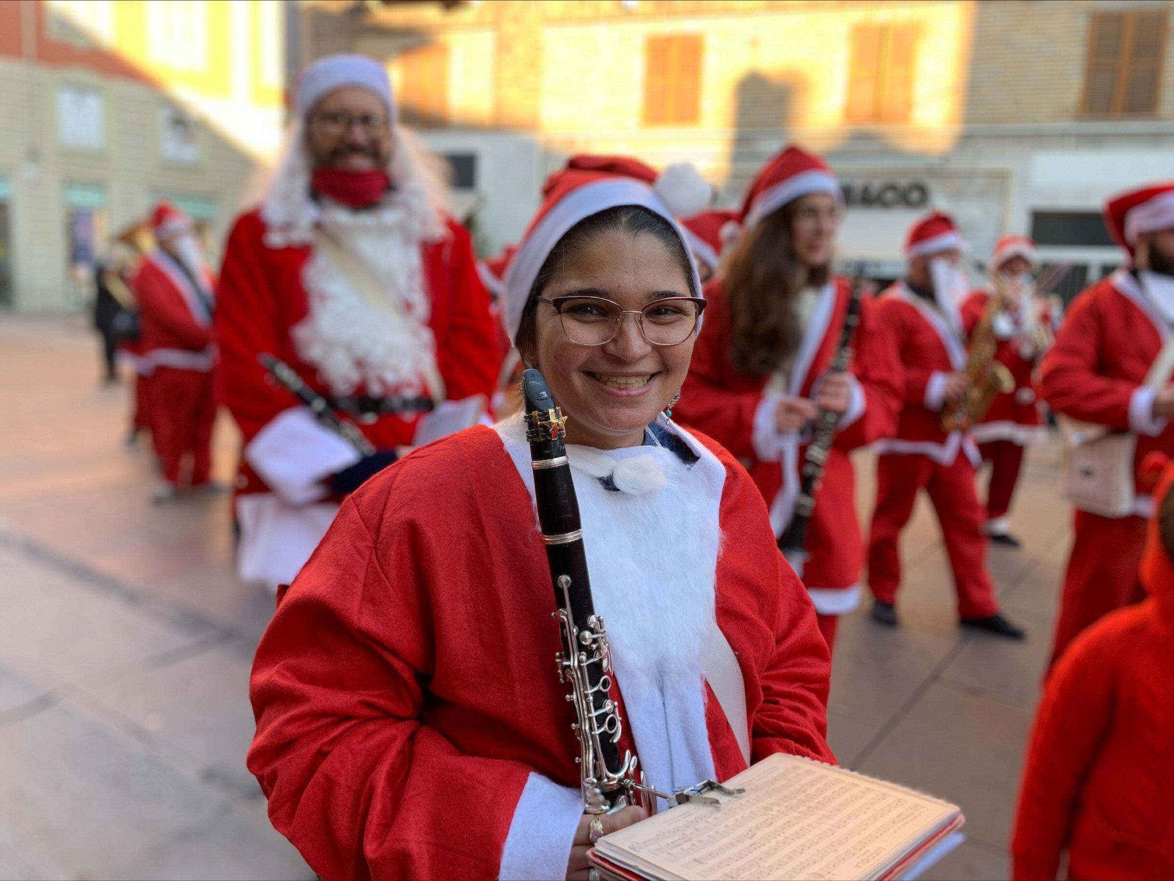 Il tripudio biancorosso dei Babbi Natale regala gioia e bene all’Infantile di Alessandria