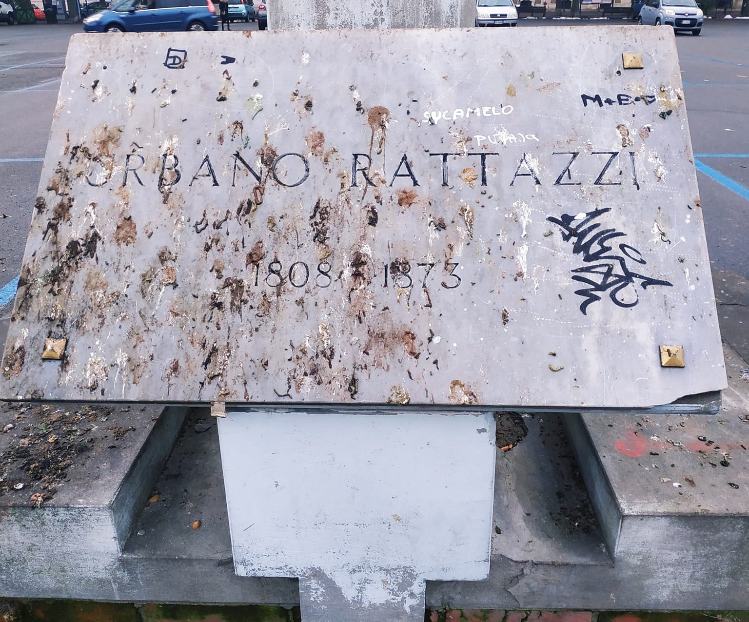 Imbrattata di guano e vandalizzata: la triste fine della statua di Rattazzi
