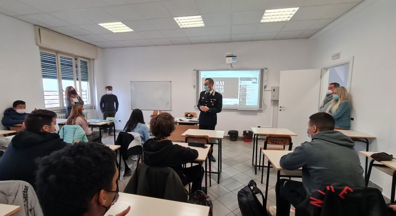 Il capitano dei Carabinieri Domenico Lavigna al Santachiara di Tortona per una lezione