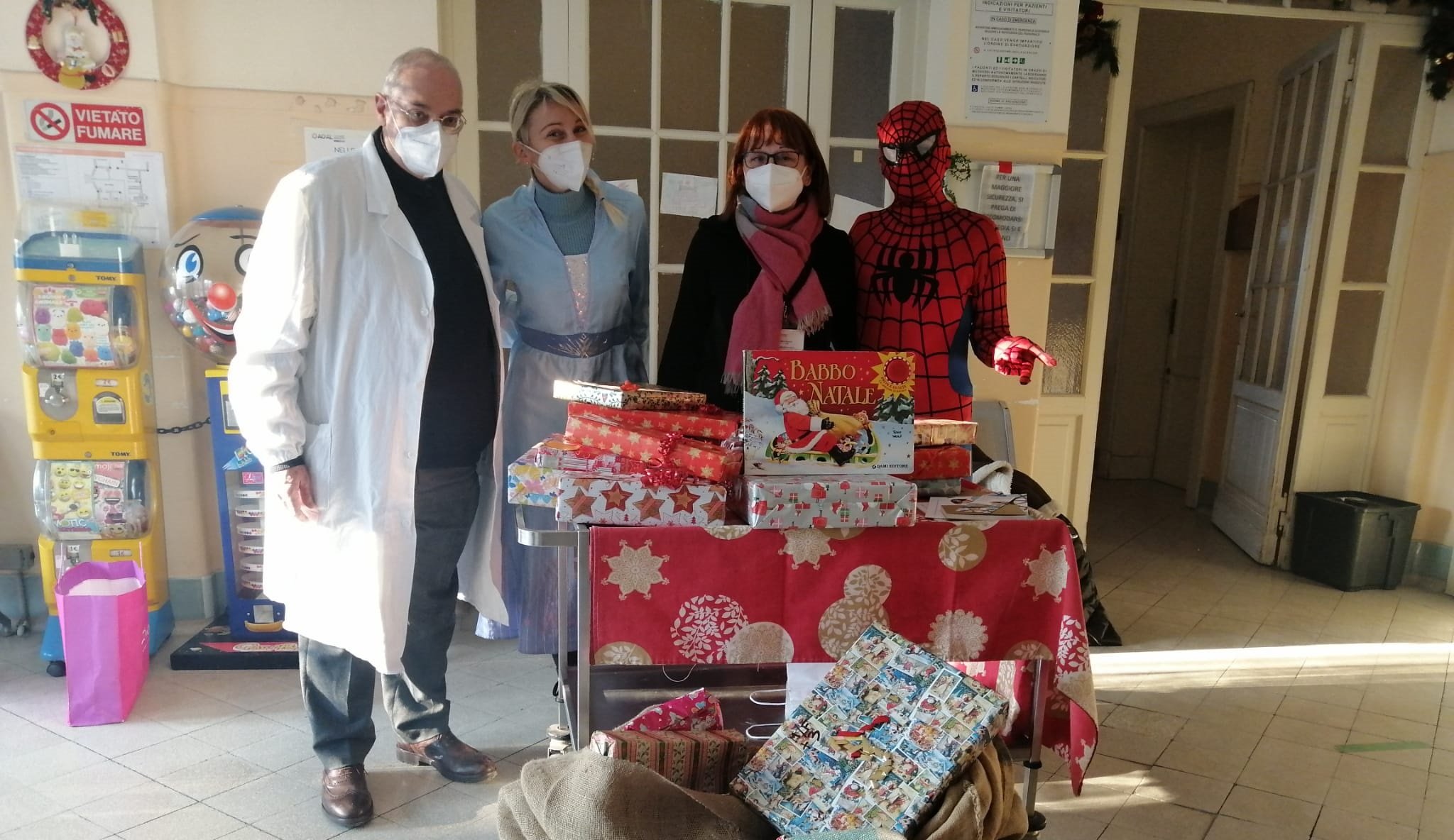All’Ospedale Infantile di Alessandria anche Elsa e Spiderman hanno portato doni ai piccoli pazienti