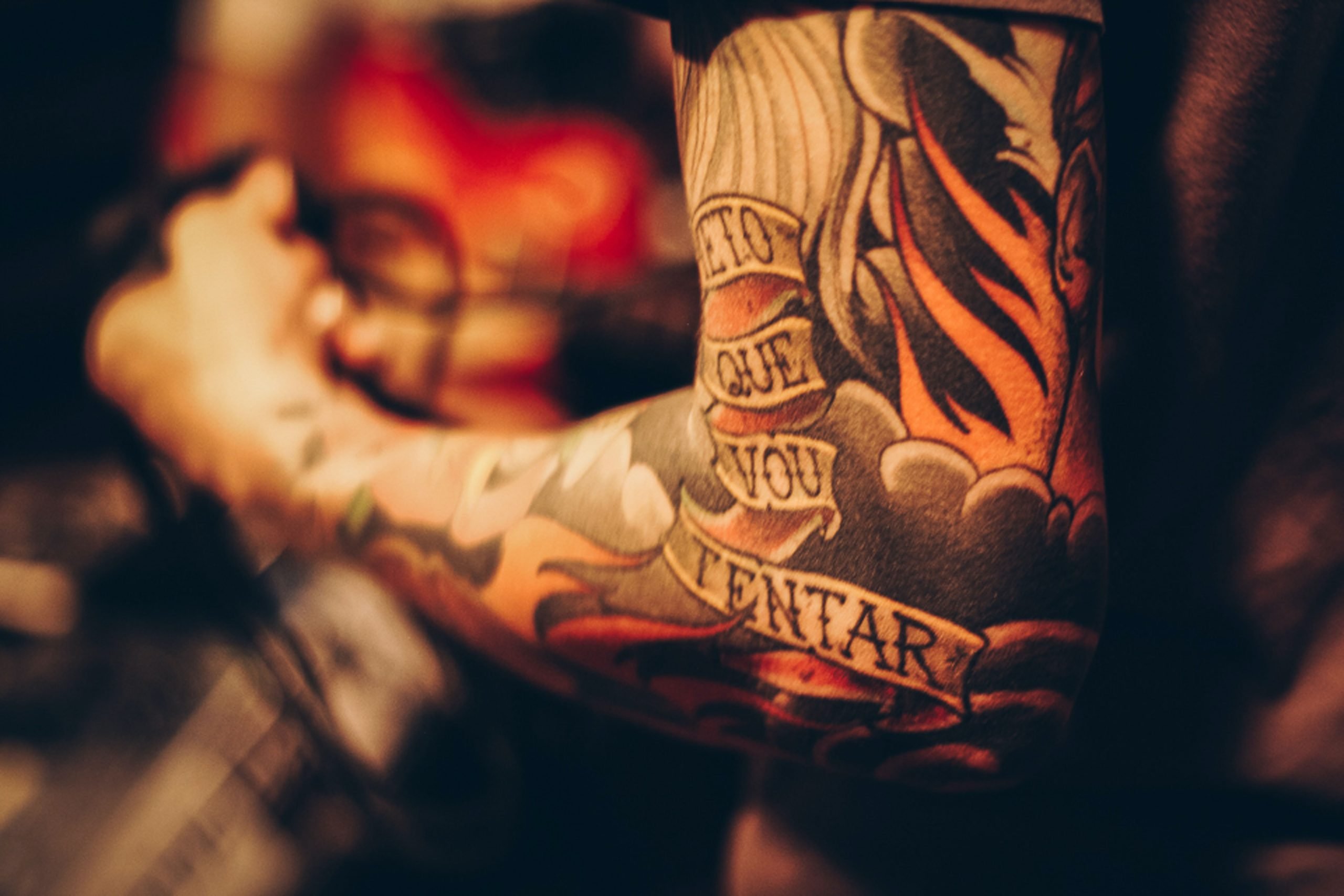 L’UE mette fuori legge quattro pigmenti per tatuaggi: “Ma i tattoo a colori proseguiranno”