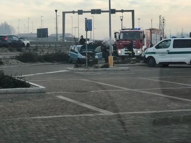 Incidente nei pressi del ponte Tiziano: auto esce di strada e finisce nel parcheggio