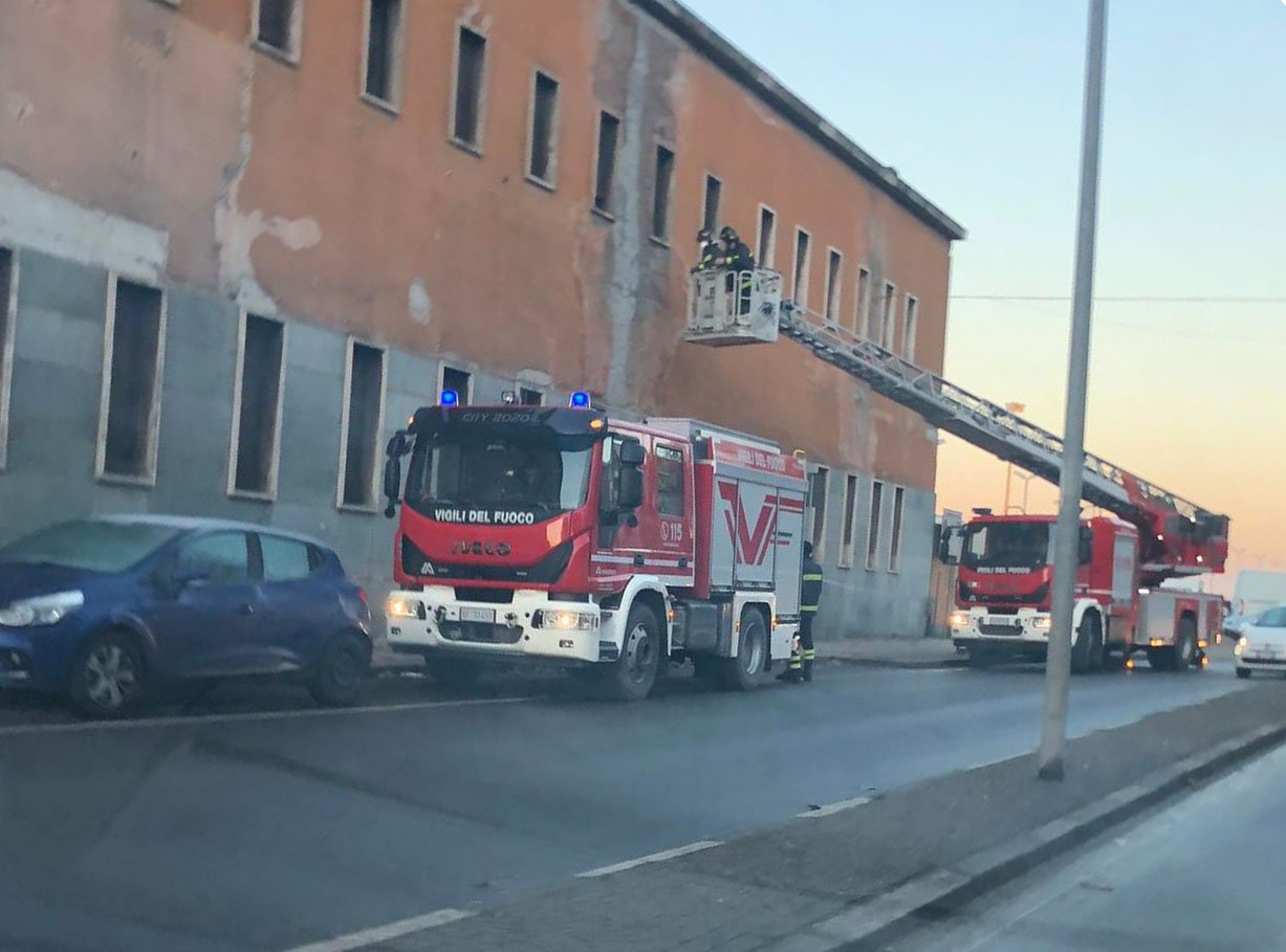 Caduta calcinacci in Spalto Borgoglio ad Alessandria. Intervengono i Vigili del Fuoco