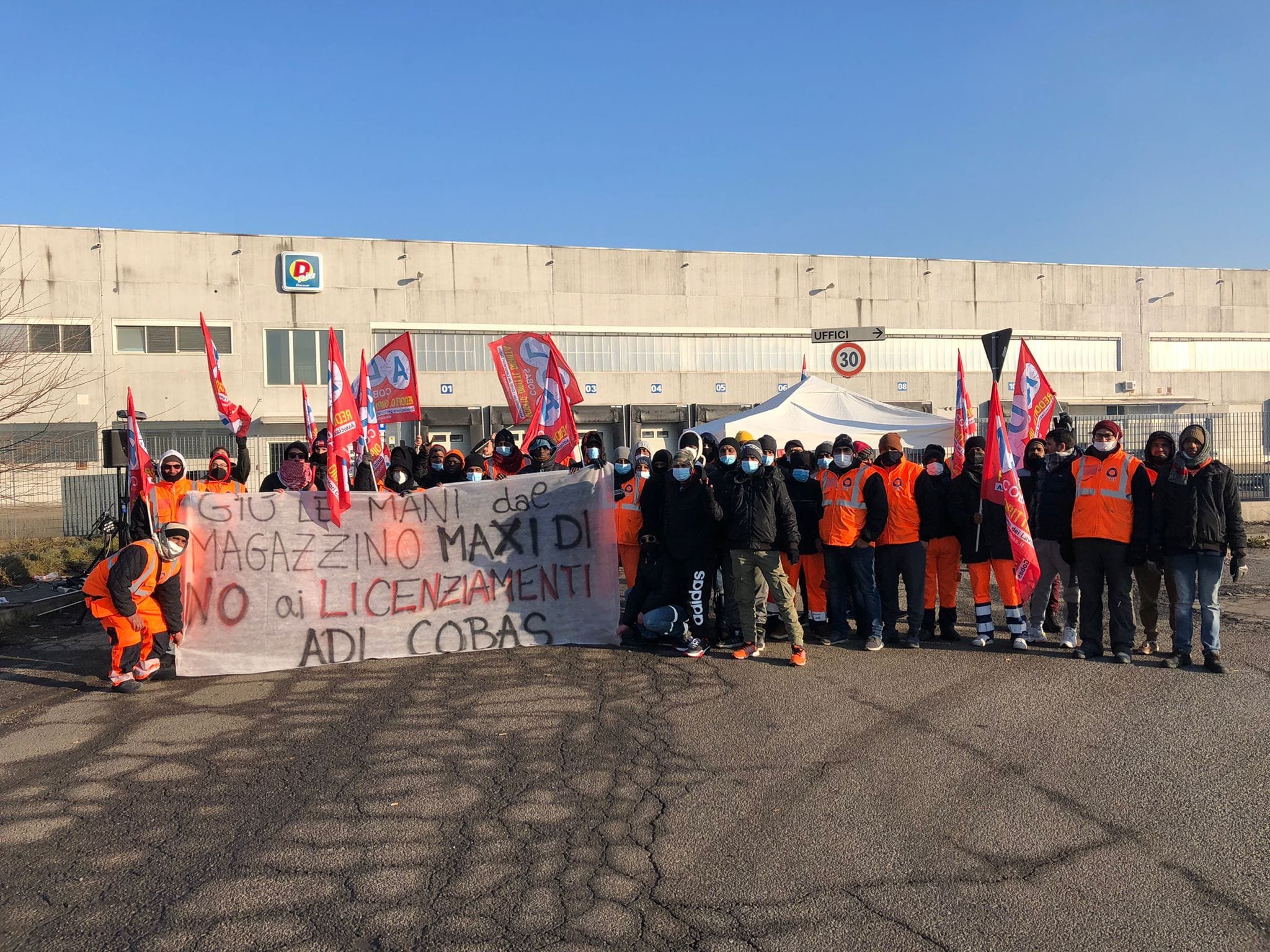 Magazzino Maxi Di, fissato incontro in Prefettura: lavoratori rimuovono il blocco delle merci