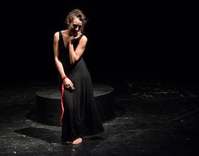 “Antigone – Monologo per donna sola” di e con Debora Benincasa a Mon Circo
