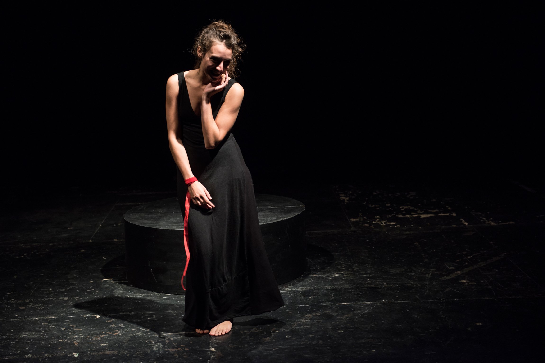 “Antigone – Monologo per donna sola” di e con Debora Benincasa a Mon Circo