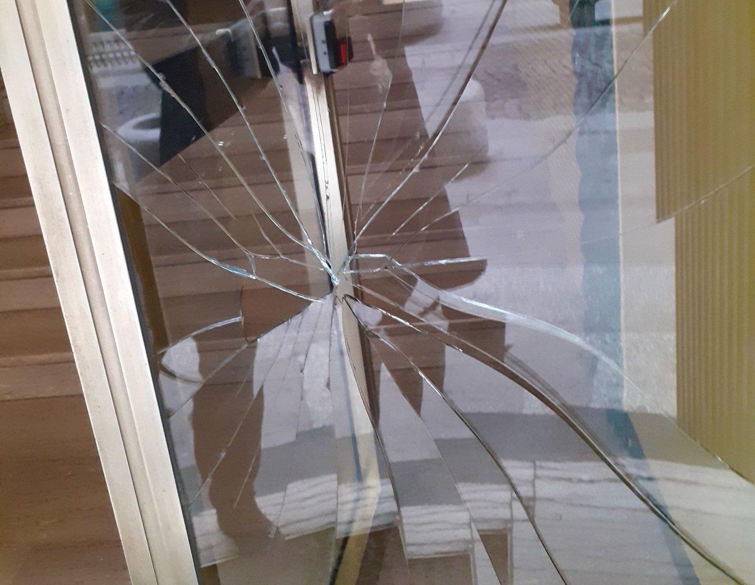 Nuovi atti vandalici in via Caniggia ad Alessandria: spaccato il portone di un palazzo