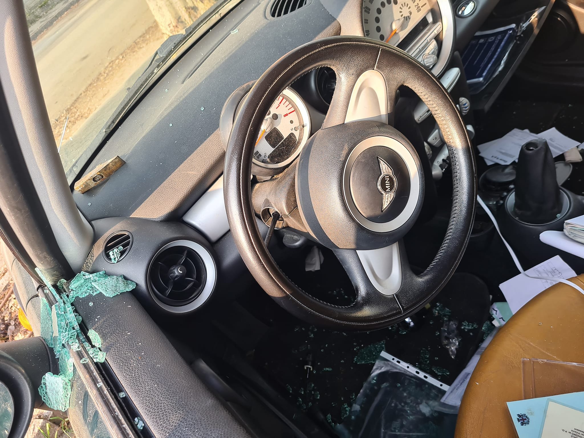 Auto vandalizzata al quartiere Cristo in via Parini: “Oltre ai finestrini distrutto anche l’interno”