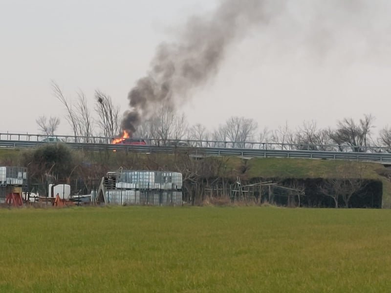 Auto in fiamme in autostrada lungo la A26 Genova-Gravellona
