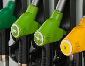 Carburanti: continua il lieve calo dei prezzi della benzina
