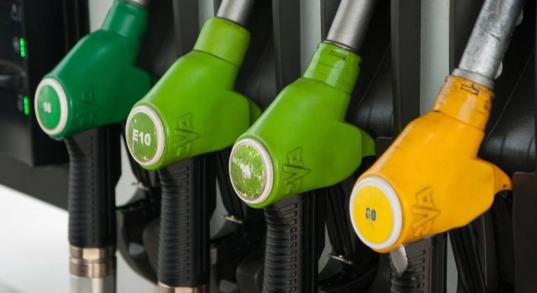 Carburanti: continua il lieve calo dei prezzi della benzina